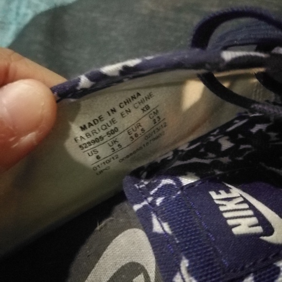 nike sneaker - Picture 2 of 3